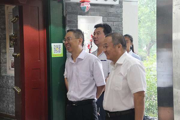 河南沁陽市委副書記薛勇帶領(lǐng)沁陽企業(yè)考察團(tuán)來西瑪電機(jī)參觀訪問。