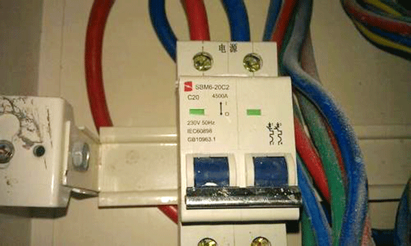 漏電保護(hù)裝置是造成西安西瑪電機(jī)頻繁燒毀的原因。