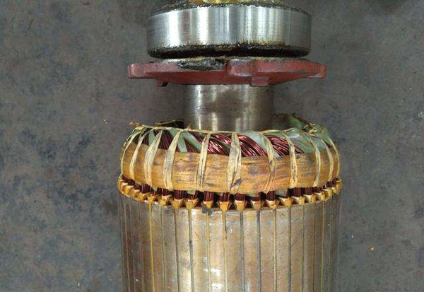 西安電機(jī)廠技術(shù)員關(guān)于高壓電機(jī)端部捆扎的重要性分析。